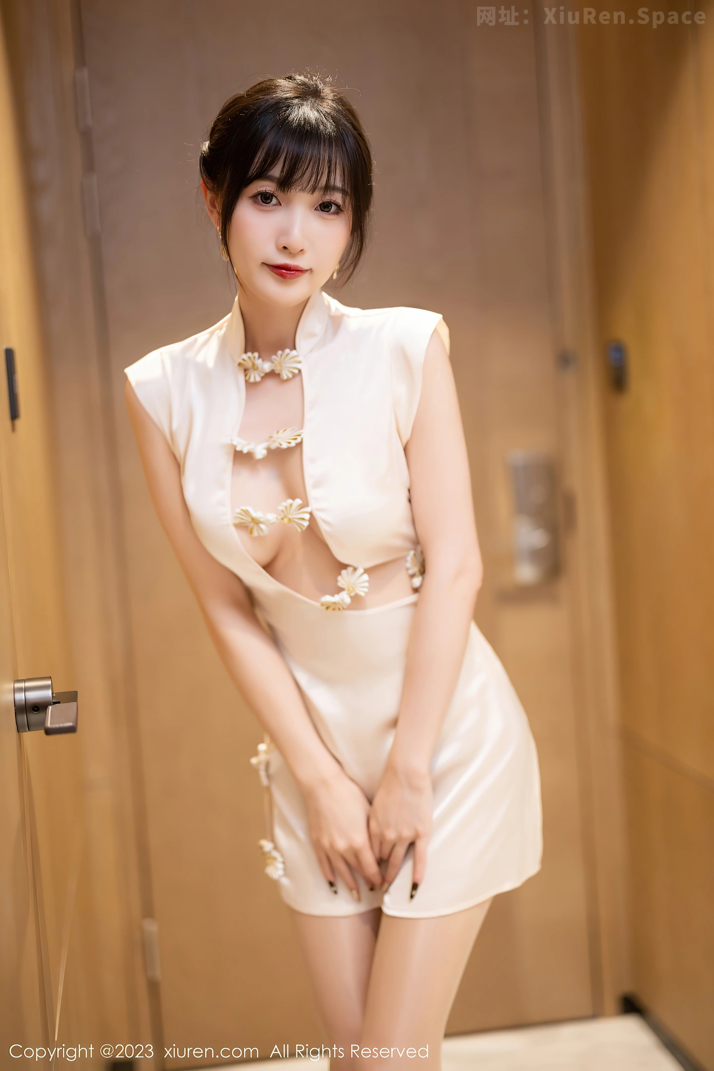 图片[4]-[XiuRen秀人网]2023.04.19 VOL.6600 林星阑 白色中空情趣旗袍加肉丝美腿性感私房写真集-秀人网官方网站